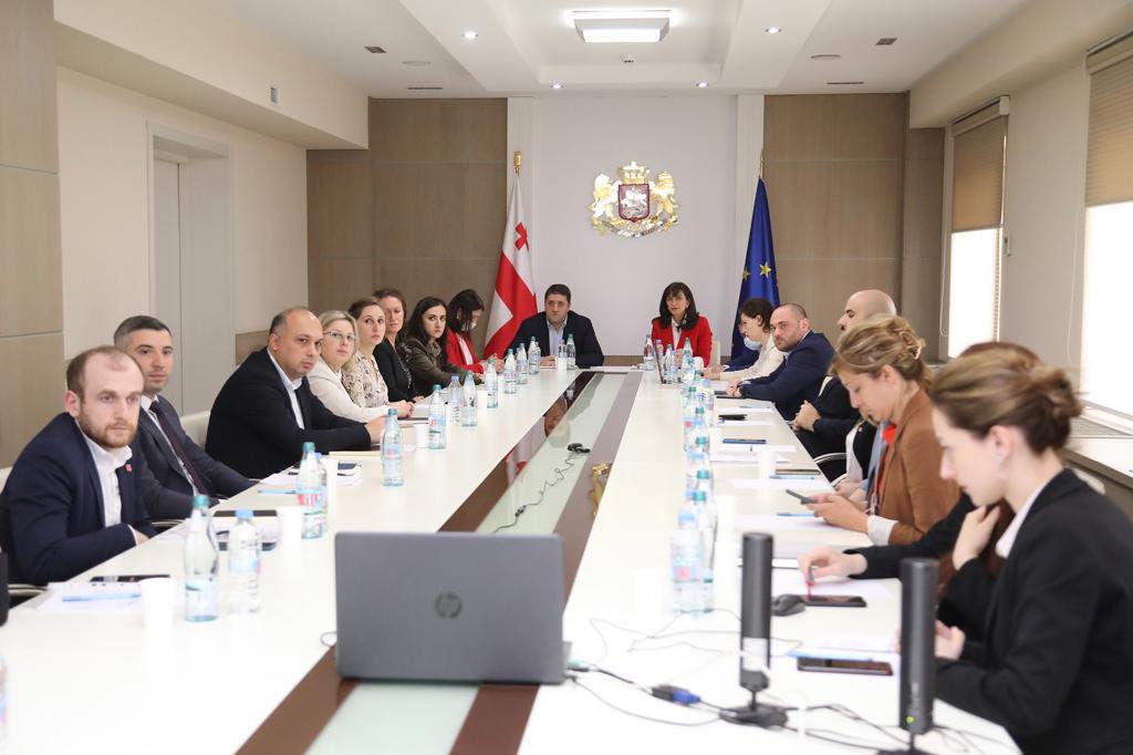 პერსონალურ მონაცემთა დაცვის სამსახურის უფროსის პირველმა მოადგილემ ოთარ ჩახუნაშვილმა და საჯარო სექტორზე ზედამხედველობის დეპარტამენტის უფროსმა ქეთევან კრაწაშვილმა ბავშვის უფლებათა კოდექსის ცვლილებების კანონპროექტთან დაკავშირებულ სამუშაო შეხვედრაში მიიღეს მონაწილეობა