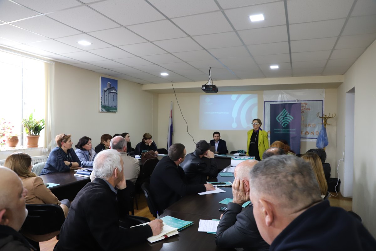 სამსახურმა წალკის მუნიციპალიტეტის ქართულ, ეთნიკური უმცირესობის სომხურ და აზერბაიჯანულენოვანი სკოლის დირექტორებთან საინფორმაციო შეხვედრა გამართა