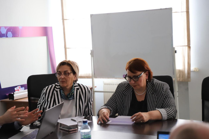 სამსახურის თანამშრომლებმა განათლების სექტორის წარმომადგენლებთან შეხვედრა ქალაქ ბათუმში  გამართეს