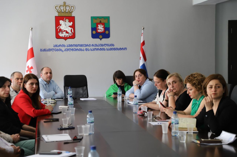 სამსახურის თანამშრომლებმა განათლების სექტორის წარმომადგენლებთან შეხვედრა ქალაქ ბათუმში  გამართეს